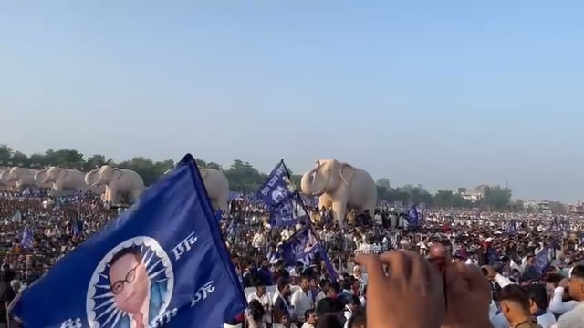 *ब्रेकिंग लखनऊ*
*लखनऊ में बसपा की बड़ी रैली आज, 3 घंटे मंच पर रहेंगी मायावती*
*सुरक्षा में कई हजार पुलिसकर्मी,पूरा लखनऊ जाम,रैली स्थल खचाखच भरा*
कांशीराम की परिनिर्वाण दिवस पर आज राजधानी लखनऊ में बसपा की बड़ी रैली है। इस रैली में बसपा दिखाएगी अपनी ताकत । बसपा सुप्रीमो मायावती 3 घंटे मंच पर रहेंगी और रैली को करेंगी संबोधित। कांशीराम स्मारक स्थल पर सज चुका है मंच। कांशीराम मैदान पूरी तरह खचाखच भरा, अनुमानत: 5 लाख के करीब आ चुके है बसपा समर्थक व कार्यकर्ता।