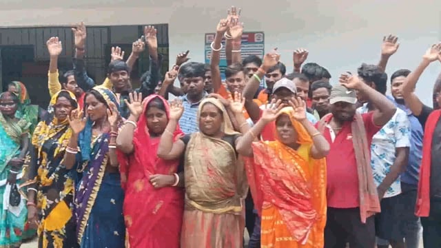 दबंगों द्वारा सामुदायिक भवन निर्माण कार्य को रोकने के विरोध में महादलित परिवार के दर्जनों लोगों ने CO को दिया आवेदन