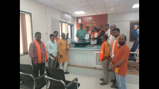 शेतकऱ्यांची कर्ज माफी करावी,उबाठा गटाचे तहसीलदार यांना निवेदन