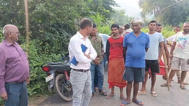 ग्रामीणों द्वारा घटिया सड़क निर्माण की शिकायत पर ग्रामीण कार्य विभाग के सहायक अभियंता ने की जांच