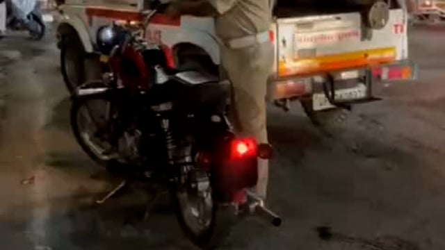 झांसी बीकेडी चौराहे पर बुलेट गाड़ी पटाखे छोड़ रही थी टीआई साहब ने पकड़ा तीन दिन से पुलिस इस गाड़ी को खोज रही थी आज पकड़ी