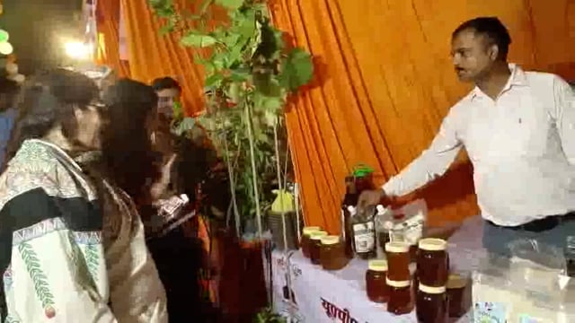 गांधी पार्क टाउनहाल गोंडा में *UP trade शो स्वदेशी मेला-2025* / स्वदेशी मेले का फीता काटकर उद्घाटन करते हुए माननीय जिला 