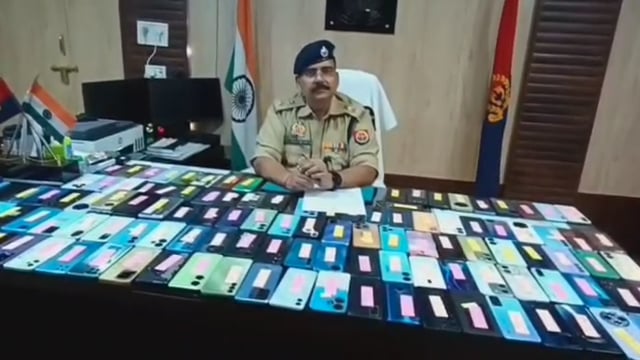 झांसी में रेल यात्रियों के चेहरे पर लौटी मुस्कान — जीआरपी झांसी ने बरामद किए 53 लाख के 355 मोबाइल, मालिकों को लौटाई खुशि