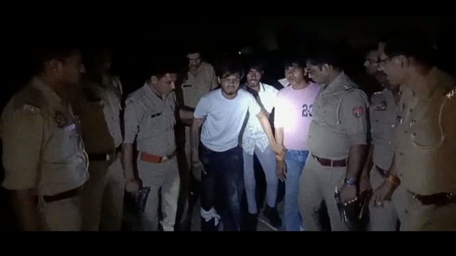 मेरठ थाना परतापुर पुलिस द्वारा लूट की घटना कारित करने वाले 03 लुटेरे पुलिस मुठभेड़ में गिरफ्तार, घटना में प्रयुक्त मो0सा0 व लूटा गया मोबाइल व नगदी बरामदगी के सम्बन्ध में क्षेत्राधिकारी ब्रहमपुरी की बाइट ।