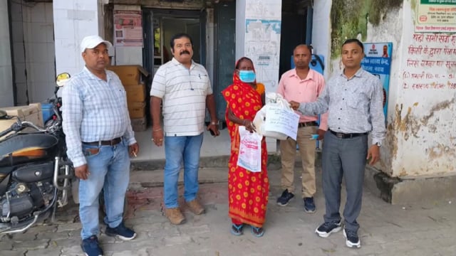 प्राथमिक स्वास्थ्य केंद्र सिरदला में टीवी मरीजों के बीच खाद्य सामग्री का वितरण