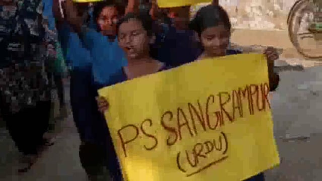 विद्यालय के बच्चों ने हाथों में तख्तियां लेकर निकला मतदाता जागरूकता रैली