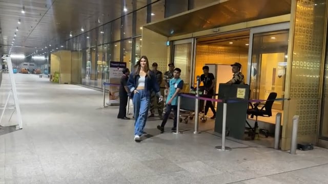 सेनन एयरपोर्ट पर नजर आईं  मुंबई: बॉलीवुड अभिनेत्री कृति सेनन को

मुंबई: बॉलीवुड अभिनेत्री कृति सेनन को मुंबई एयरपोर्ट#politics