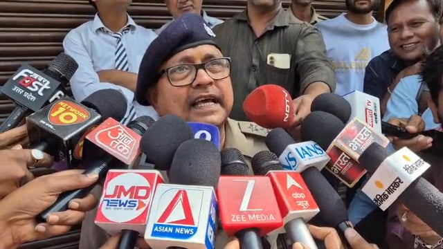 झांसी सीपरी बाजार टंडन रोड स्थित नगरिया रसोई कलर दुकान में शॉर्ट सर्किट से लगी आग फायर ब्रिगेड ने पाया काबू