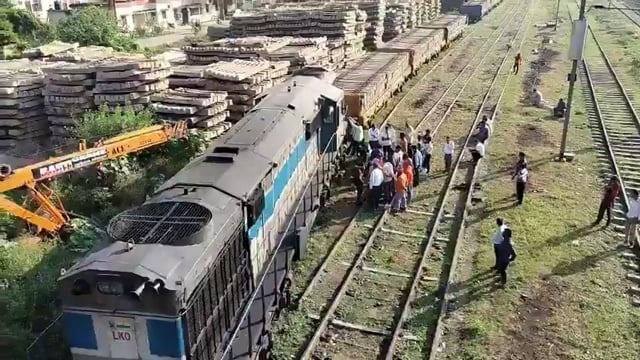 हापुड़ जिले में मालगाड़ी का इंजन पटरी से उतरा, रेलवे कर्मचारी ट्रैक दुरुस्त करने में जुटे
#politics