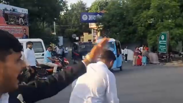 ABVP कार्यकर्ता ने पूर्व मंत्री प्रदीप जैन की गाड़ी पर फेंका जूता