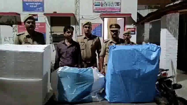 भरे बाजार अवैध पटाखे बेचते एक व्यक्ति गिरफ्तार शाहजहांपुर में भारी मात्रा में पटाखे बरामद,