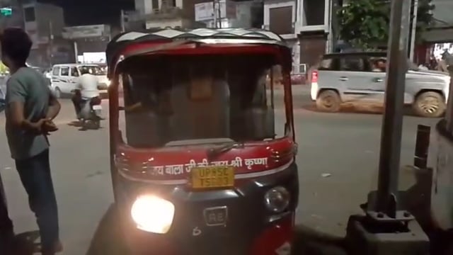 लक्ष्मी नगर चौराहे पर टेंपो चालक नशे की हालत