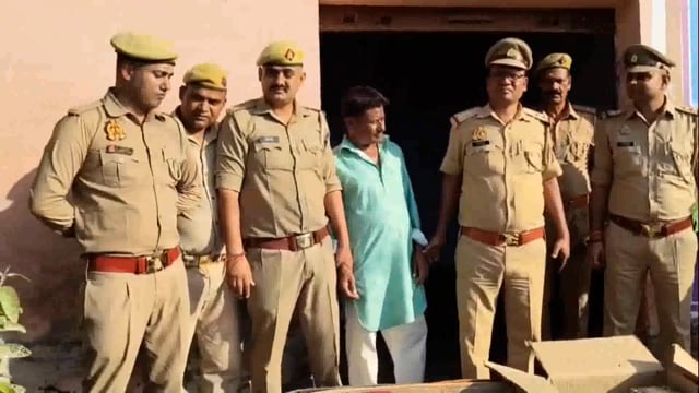 पलिया में एक और पटाखों की दुकान पर हुई छापेमारी, भारी मात्र में बरामद हुए पटाखे