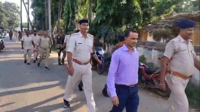 विधानसभा चुनाव शांतिपूर्वक संपन्न कराने को लेकर अंचलाधिकारी एवं थाना अध्यक्ष के नेतृत्व में चलाया गया फ्लैग मार्च 