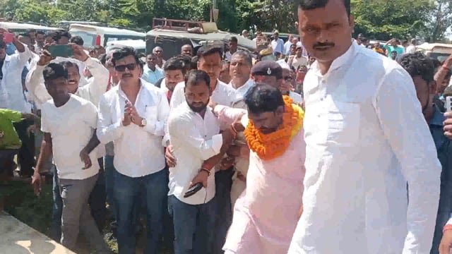 बेलहर विधानसभा से मनोज यादव को जदयू से टिकट मिलने पर कार्यकर्ताओं ने गर्मजोशी से किया स्वागत