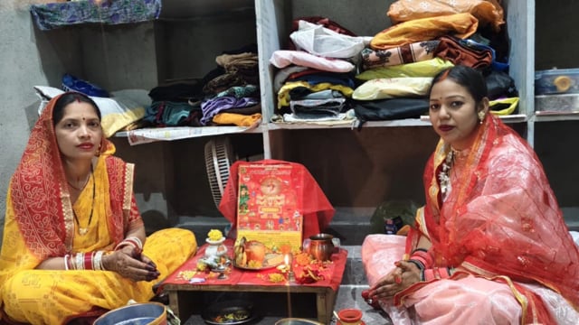 सुहागिन महिलाओं ने पति की दीर्धायु के लिए की निर्जला करवा चौथ व्रत