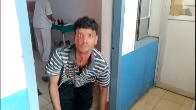 पेड़ से सूखी लकड़ी तोड़ने के दौरान मुकबधिर युवक को दबंगों ने पीट कर किया अधमरा।