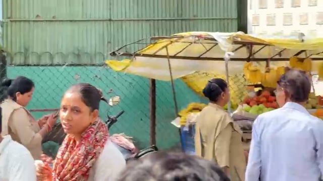 झांसी सदर बाजार में फलों की खरीद बनी मुसीबत, पैसे वापस मांगे तो दुकानदार लड़की और मां ने मिलिट्री वाले की वाइफ को पीटा !