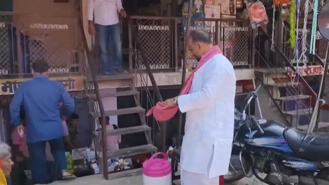 किसानों के लिए पूर्व विधायक ने किया अनूठा कार्य,भीख मांग कर सरकारी तंत्र को दिखाया आईना