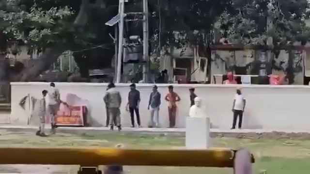 वीडियो सोशल मीडिया पर  वायरल है...
अयोध्या 
नगर निगम के गार्डों ने डंडे के बल पर गरीब ठेले वालों को पार्क की दीवार से लगा के उल्टा खड़ा कर दिया ।
कान पकड़कर उठक-बैठक करवाई। ठेले वालों का कसूर इतना था दीनदयाल पार्क के पास ठेला लगाए थे। टीम ने  8 ठेले वालों को पकड़ा। 
उन्हें खींचते हुए पार्क में ले गई। दीवार के सहारे उल्टा खड़ा कर सज़ा दी..