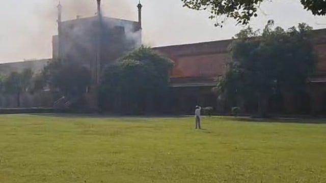 आगरा ताजमहल पर शॉर्ट सर्किट से लगी आग ASI टोरेंट पावर को फोन कर  कर लाइन कटवाई और कराई मरम्मत
