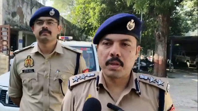मेरठ स्वॉट टीम व थाना सरूरपुर पुलिस की संयुक्त कार्यवाही में नाबालिग बच्ची से दुष्कर्म की घटना में वांछित 25,000 रूपये का पुरस्कार घोषित/हिस्ट्रीशीटर अपराधी पुलिस मुठभेड़ में घायल एवं दौराने उपचार मृत्यु होने के संबंध में वरिष्ठ पुलिस अधीक्षक मेरठ महोदय की बाइट।
