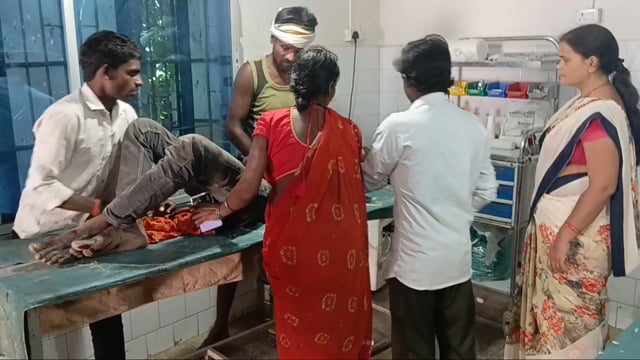 बाइक दुर्घटना में दो लोग जख्मी, प्राथमिक उपचार कर किया गया  रेफर