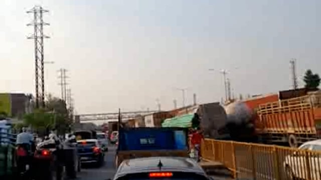 दिल्ली आगरा राजमार्ग पर नवादा से हाईवे थाने तक भयंकर जाम 