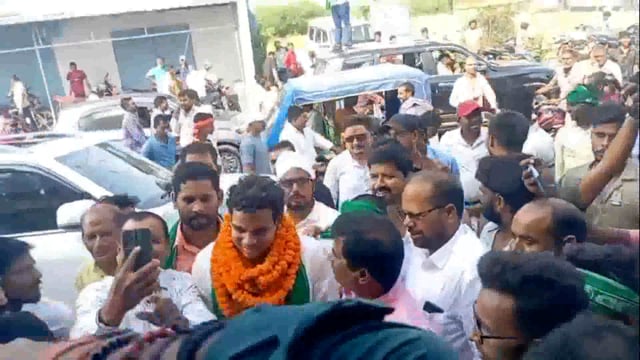 राजद प्रत्याशी चाणक्य प्रकाश रंजन का रोड शो के दौरान फुल्लीडुमर प्रखंड में कार्यकर्ताओं ने किया जोरदार स्वागत 