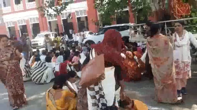 शाहजहांपुर !! 8 सितम्बर से स्वास्थ्य केन्द्र भावलखेडा प्रांगण मे आशा बर्करो द्वारा दिए जा रहे धरना के क्रम सोमबार को आशा