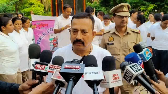 मिशन शक्ति 5.0 अभियान के अंतर्गत हापुड़ में कार्यक्रम का आयोजन किया गया जिसमें बच्चियों को कार्यक्रम की जानकारी दी गई