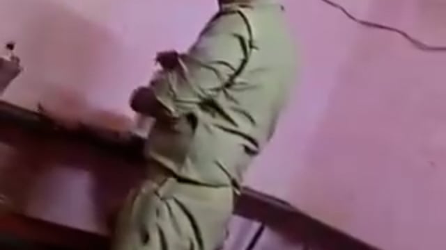 अम्बेडकरनगर : वर्दी में शराब पीते पुलिसकर्मियों का वीडियो
वीडियो वायरल होने से महकमे में हड़कंप
दो सिपाही, एक दारोगा शराब पीते दिखे
पुलिस लाइन अकबरपुर में तैनात हैं सभी
मामले में एसपी ने सभी को किया सस्पेंड
अकबरपुर कोतवाली क्षेत्र के बस स्टेशन की घटना.