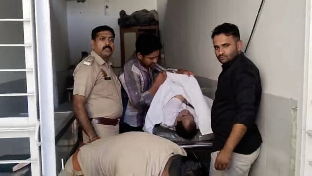हापुड़ देहात पुलिस द्वारा घायल व्यक्ति को अस्पताल में भर्ती कराया उपचार के दौरान मौत पुलिस मामले की जांच में जुटी 