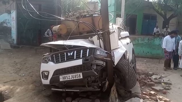बरसाना के गांव गाजीपुर में श्रद्धालुओं की गाड़ी सड़क किनारे  ट्रांसफार्मर के पोल से टकराई ट्रान्सफोर्मर कार पर गिरा