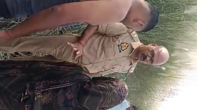 बीमारी से तंग आकर महिला ने घाघरा में लागया छलांग पुलिस कर्मियों ने जान की बाजी लगाकर  बचाया महिला की जान
जहाँगीरगंज  थाने का मामला