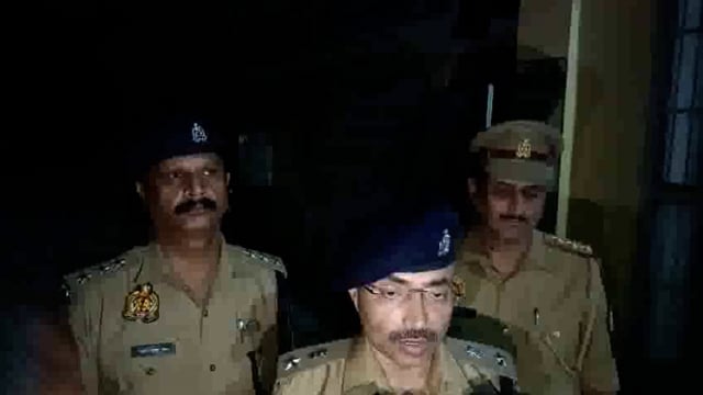 संग्रामपुरथाना अंतर्गतभौसिहपुर मेंयुवक की पीटकर हत्या दूसराघायल मौकेपर एसपी एएसपी सीओभारी पुलिसबलमौजूद आरोपी से पूछताछ 