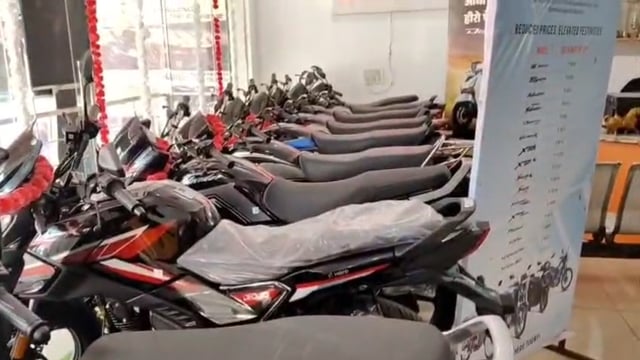 किला परीक्षितगढ़ में गणपति ऑटोमोबाइल पर हीरो बाइकों पर भारी छूट,गिफ्ट के साथ कम सिविल वालों को भी मिल रहा मौका,