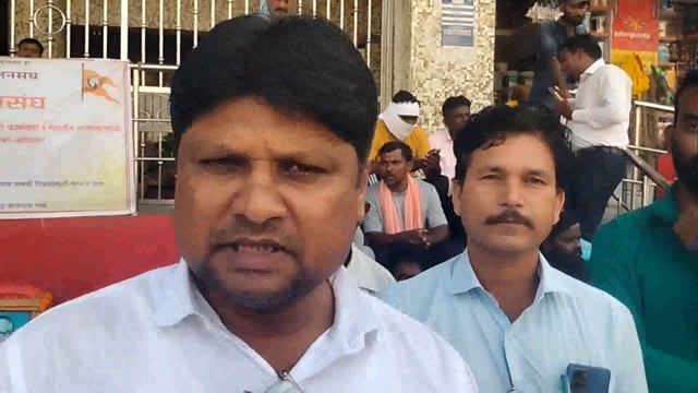 कंत्राटी सफाई कामगारांचे मनपा समोर बेमुदत आंदोलन