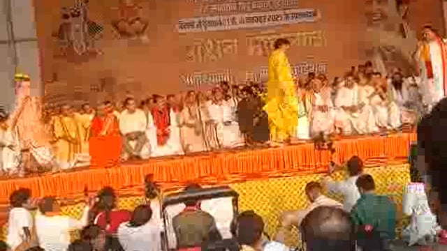 मथुरा में बाबा धीरेंद्र शास्त्री के आगमन पर उमड़ा भक्तों का जन सैलाब 