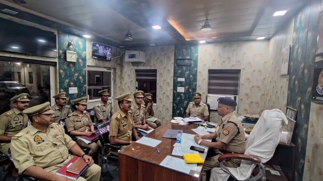 थाना छाता पर सुरेश चंद्र रावत अपर पुलिस अधीक्षक ग्रामीण मथुरा द्वारा मिशन शक्ति के अंतर्गत समीक्षा बैठक की गई