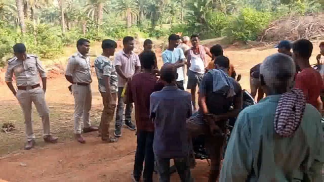 वन विभाग की उदासीनता से जंगल से अंधाधुंध किमती सुखवा पेड़ों की कटाई से आक्रोशित ग्रामीणों ने किया प्रदर्शन 