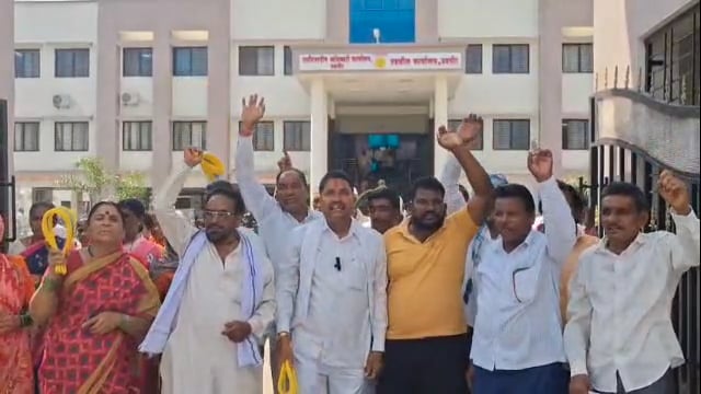 शेतकऱ्यांच्या विविध मागण्यांसाठी बहुजन विकास अभियानाचे उपजिल्हाधिकारी कार्यालया समोर सापते आंदोलन