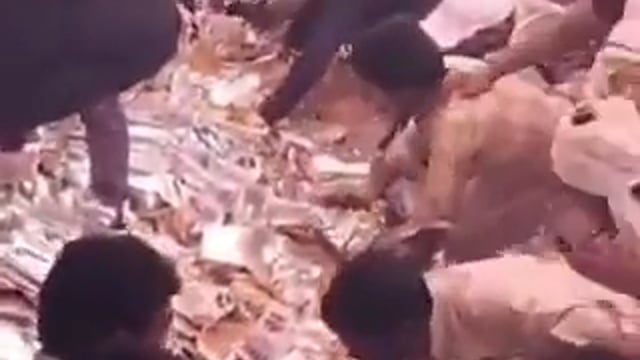 गजबै है !!

*✳️ ये अपने बिहार के AIMIM के नेताओं का ये हाल है..!*

किशनगंज जिले की बहादुरगंज विधानसभा सीट से AIMIM प्रत्याशी तौसीफ आलम के नॉमिनेशन प्रोग्राम में बिरयानी के लिए लूट मची।