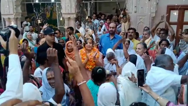 वृंदावन में विधवा माता संग मनाई जा रही है अनोखी दीपावली रोशन हुए उनके जीवन के दीप 