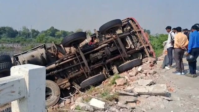 आगरा मथुरा रोड पर ब्रेक फेल होने के चलते सड़क किनारे ट्रक पलटा