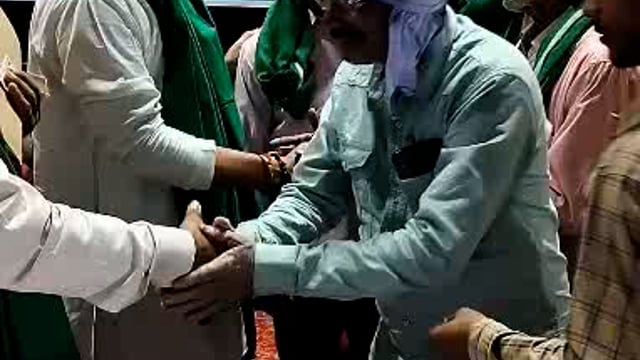 राष्ट्रीय अध्यक्ष चौधरी कमलेश यादव भारतीय किसान श्रमिक जनशक्ती द्वारा कार्यकर्ता सम्मेलन हुआ कार्यकर्ताओं से मिलते