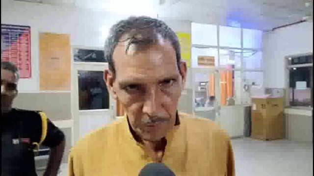 बांके बिहारी मंदिर में मेरठ के श्रद्धालु की आकस्मिक मौत, सीसीटीवी कैमरे में हुई क़ैद, परिजन बोले: भीड़ में दम घुटने से हुई मौत।