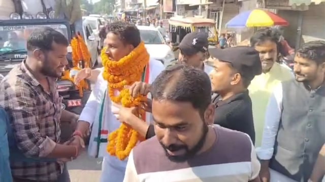 कांग्रेस प्रत्याशी सिंबल लेकर पहुंचे अमरपुर, कार्यकर्ताओं ने किया भव्य स्वागत।