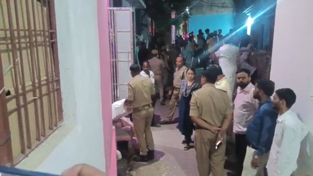 मऊरानीपुर के मोहल्ला शिवगंज में भारी मात्रा में विस्फोटक पदार्थ व आतिशबाजी पर हुई बड़ी कार्रवाई जिसमें उप जिलाधिकारी 