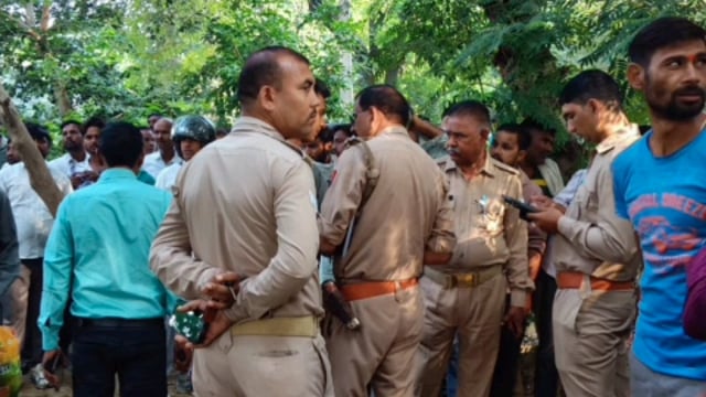 MANT-  मांट  में कबाड़ा बीनकर, जीवन यापन करने वाले युवक का, शब नोहझील रोड पर, बिजली घर के समीप पेड़ पर लटका मिला,,